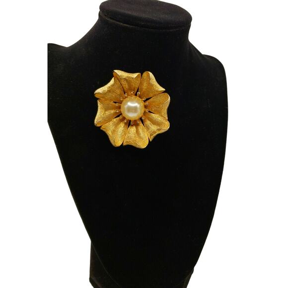 Large Retro Flower Brooch Faux Pearl Gold Tone Statement Petals Pin Vintage 60s - Picture 3 of 7